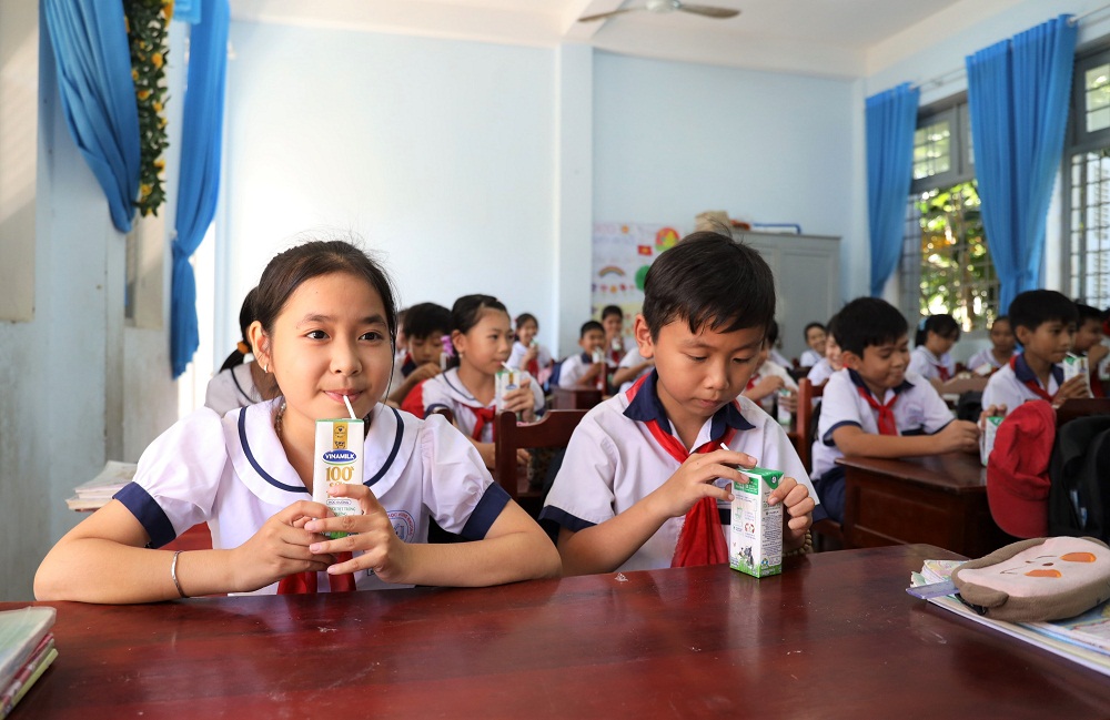 Các em học sinh mầm non, tiểu học tỉnh Bến Tre hiện đang được uống 3 hộp sữa/ngày theo chương trình SHĐ của tỉnh. Ảnh: Vinamilk cung cấp
