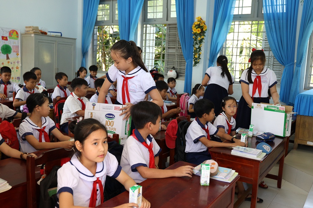 Giờ uống sữa tại lớp 5/1 Trường tiểu học Hưng Nhượng, huyện Giồng Trôm, tỉnh Bến Tre. Ảnh: Vinamilk cung cấp