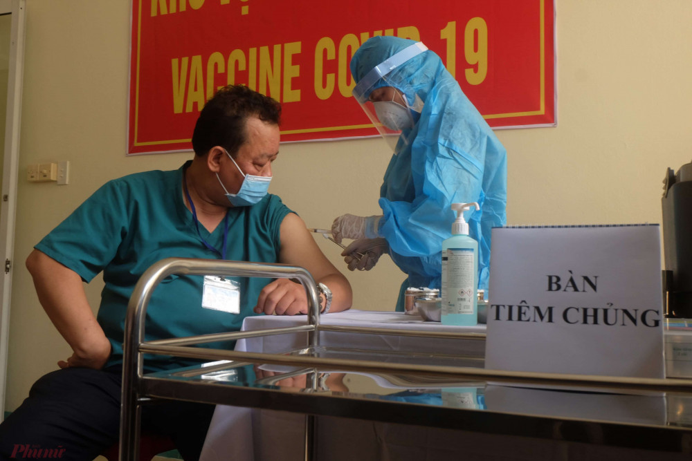 Nhân viên y tế Bệnh viện Phổi Đà Nẵng được tiêm vaccine ngừa COVID-19