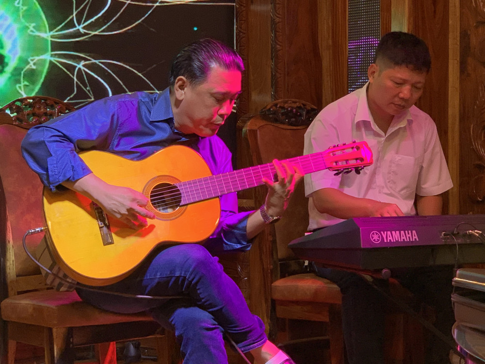 Nghệ sĩ guitar Nguyễn Đức (trái) cho biết album Đêm không ngủ được thu bằng kỹ thuật hiện đại, khác với nhiều album mà anh từng ra mắt.