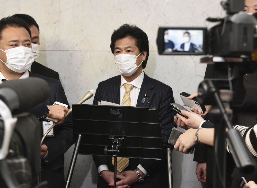 Bộ trưởng Y tế Norihisa Tamura nói chuyện với các phóng viên hôm 12/3