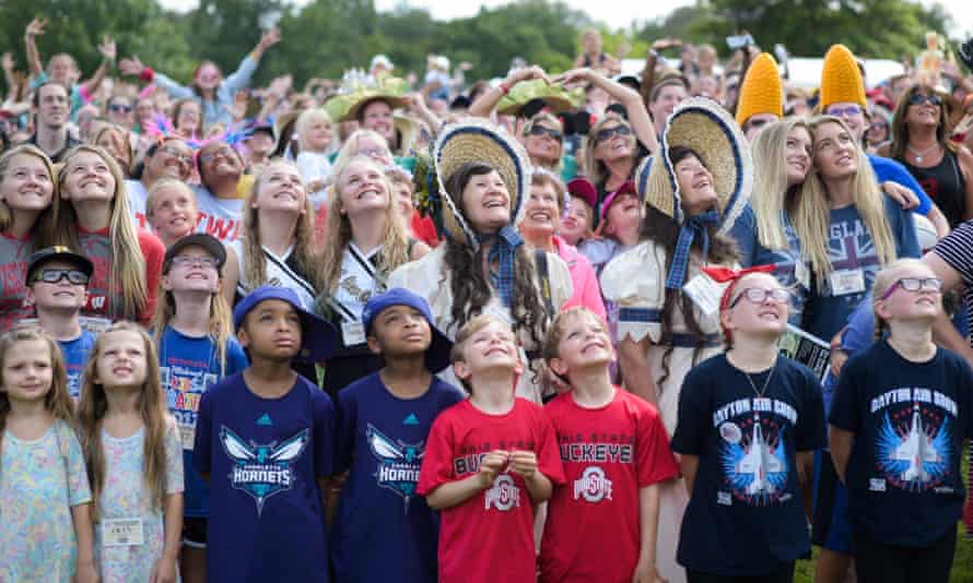 Các cặp sinh đôi tại lễ hội Twins Days hàng năm ở Twinsburg, Ohio, Mỹ - Ảnh: AFP/ Getty Images