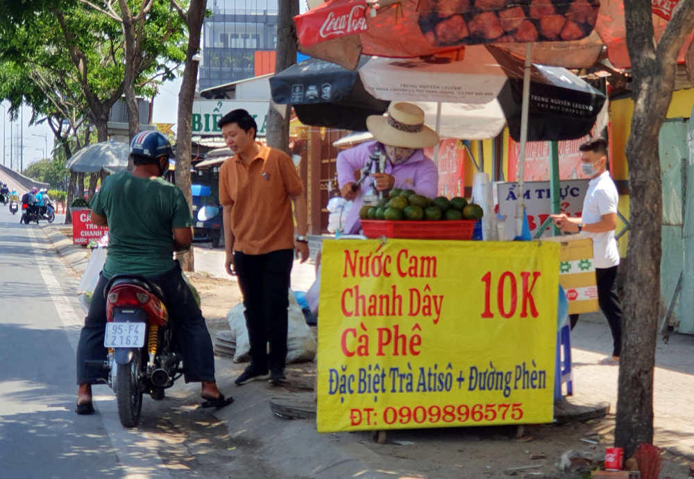 Trong tình trạng này, những quày bán nước cam, nước giải khát trên các tuyến đường TPHCM là nơi giải nhiệt cho mọi người