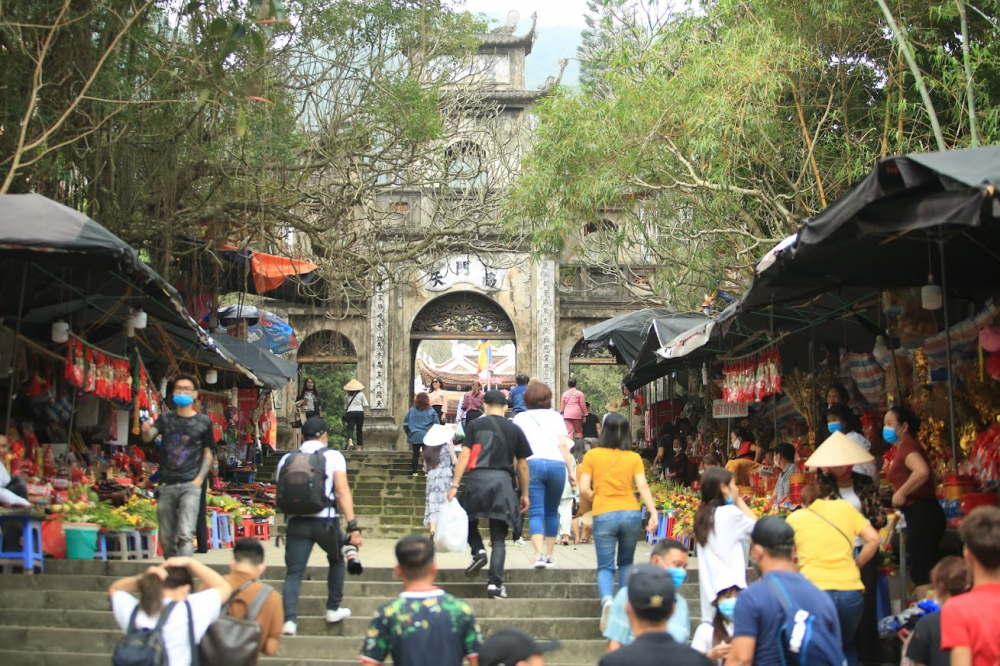 dòng người hành lễ trước cổng chùa Thiên Trù