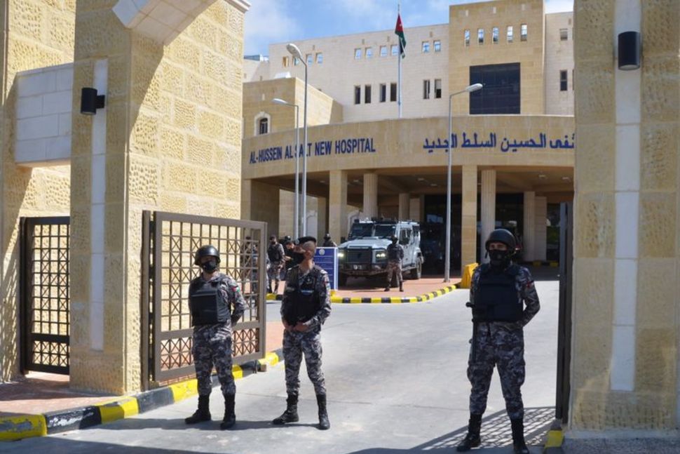 Cảnh sát canh giữ bên ngoài bệnh viện xảy ra sự cố thiếu oxy tại Jordan.