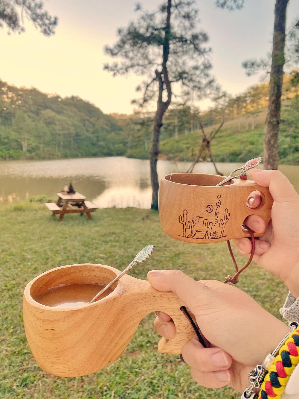 Đến cái ly cà phê của khu camping cũng rất chill.