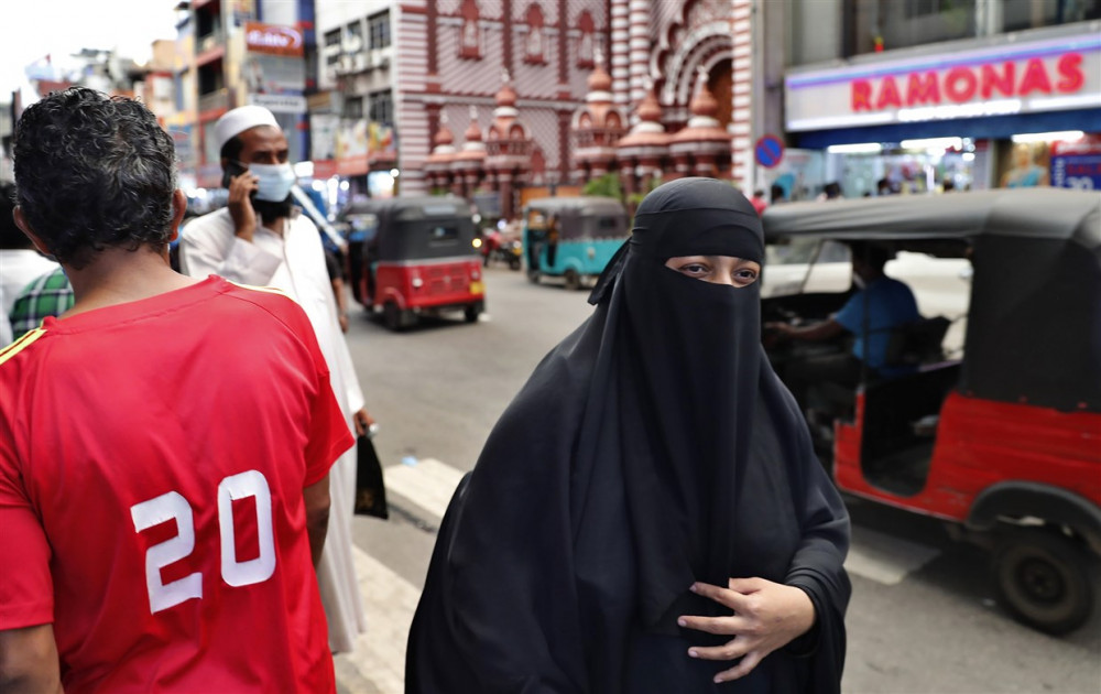 Một phụ nữ Hồi giáo mặc áo burqa đi dạo ở Colombo, Sri Lanka - Ảnh: AP