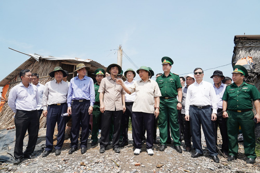 Thủ tướng Nguyễn Xuân Phúc thị sát điểm sạt lở tại xã Tân Thành, huyện Gò Công Đông, tỉnh Tiền Giang