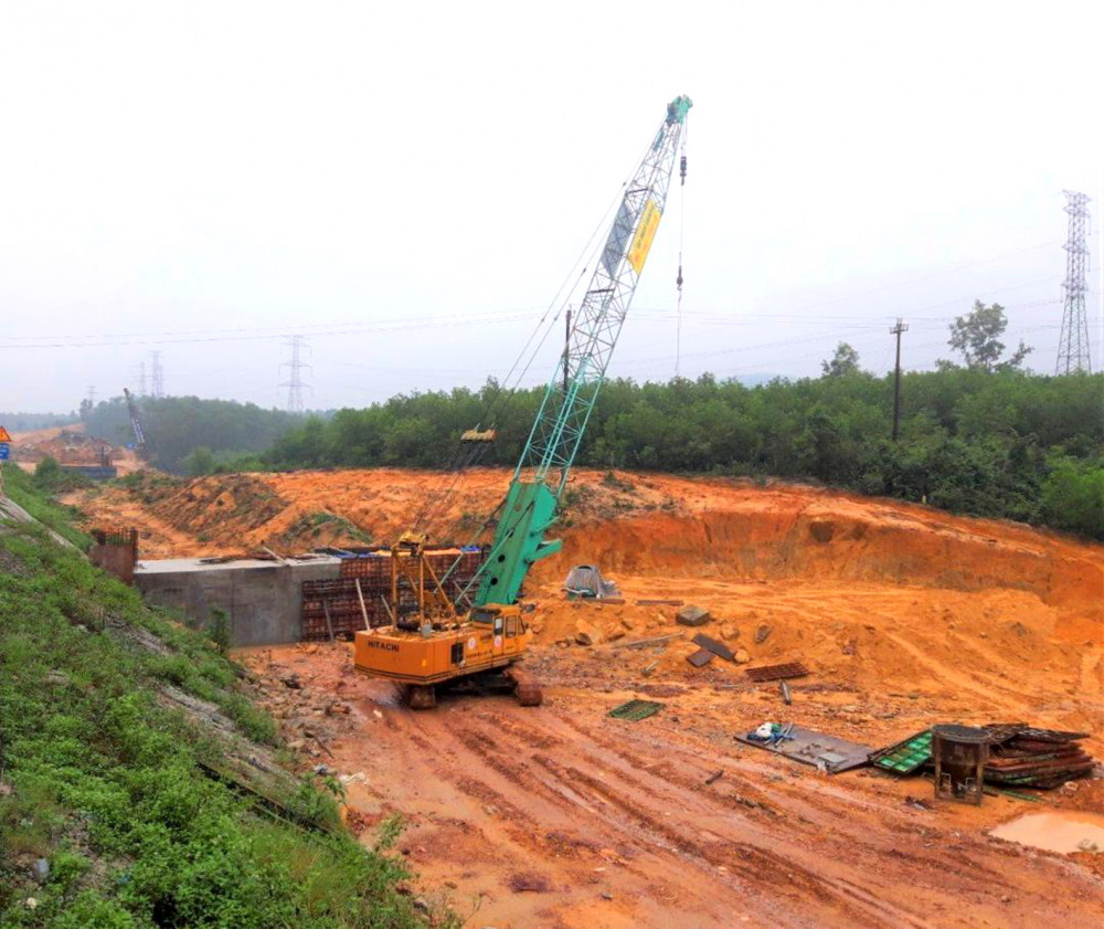 Tuyến đường cao tốc Cam Lộ - La Sơn đoạn qua tỉnh Thừa Thiên - Huế hiện đang được các nhà thầu thi công