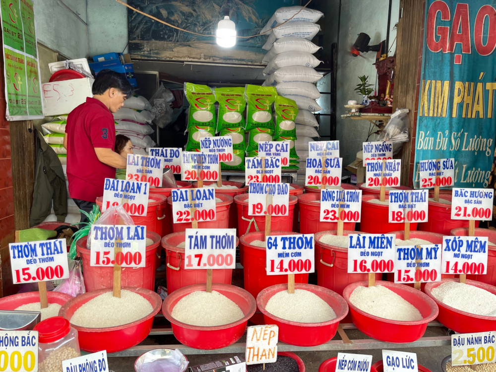Hầu hết các điểm bán tự phối trộn, đặt tên, làm giá gạo dẫn tới tình trạng một loại gạo nhưng có nhiều tên gọi, hương vị khác nhau