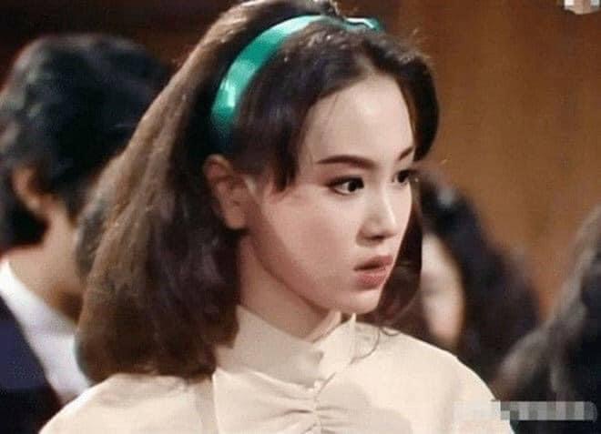 Đến năm 21 tuổi, nữ diễn viên đảm nhận vai chính trong phim Thiếu nữ Từ Hy và Tiếu ngạo giang hồ, nhanh chóng được giới chuyên môn và các đạo diễn săn đón. Tận dụng thời cơ, Lưu Tuyết Hoa liên tục tỏa sáng trong loạt phim gắn liền với tên tuổi của nhà văn Quỳnh Dao.