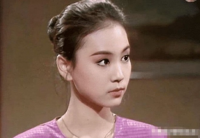Mới đây, hình ảnh năm 16 tuổi của nữ diễn viên Lưu Tuyết Hoa bống dưng được nhiều người lan truyền trên mạng xã hội, với nhiều lời khen dành cho nữ tuyệt sắc của màn ảnh nhỏ một thời. 