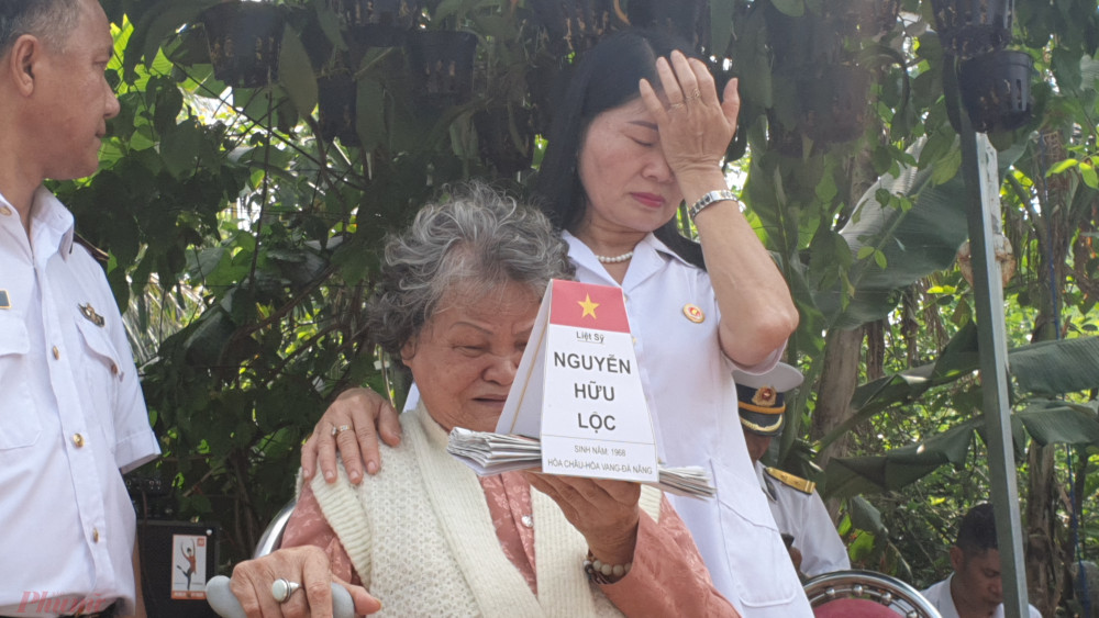 Mẹ liệt sỹ Nguyễn Hữu Lộc (huyện Hòa Vang, Đà Nẵng) không giấu được nước mắt khi nhớ về con trai