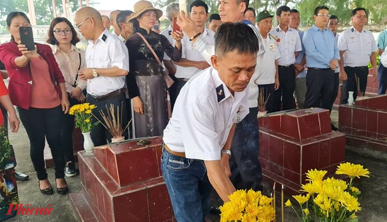 Các cựu binh, thân nhân liệt sĩ, vợ của các cựu binh ở Quảng Trị, Quảng Bình, Hà Tĩnh, Nghệ An đã đến đặt hoa tại mộ phần anh hùng Trần Văn Phương tại nghĩa trang phường Quảng Phúc.