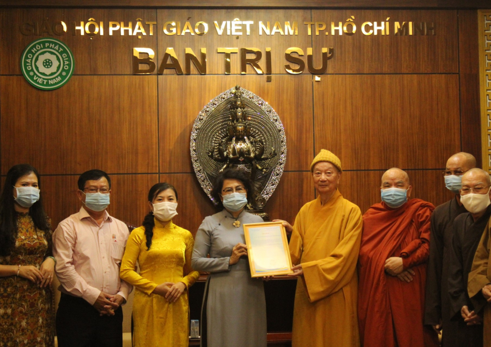 Ủy ban MTTQ Việt Nam TPHCM trao thư cảm ơn cho Ban Trị sự Giáo hội Phật giáo Việt Nam TPHCM.