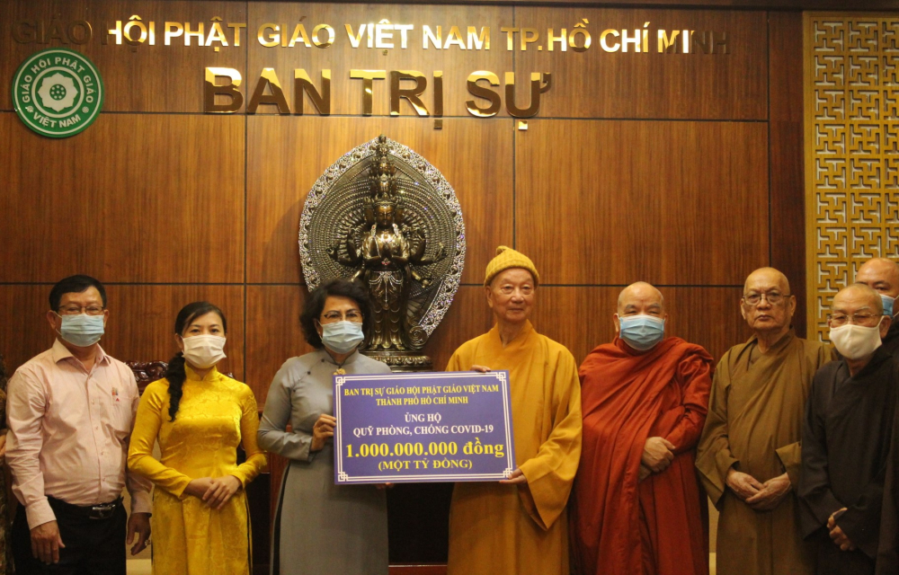 Ban Trị sự Giáo hội Phật giáo Việt Nam TPHCM trao ủng hộ 1 tỷ đồng mua vaccine ngừa COVID-19.