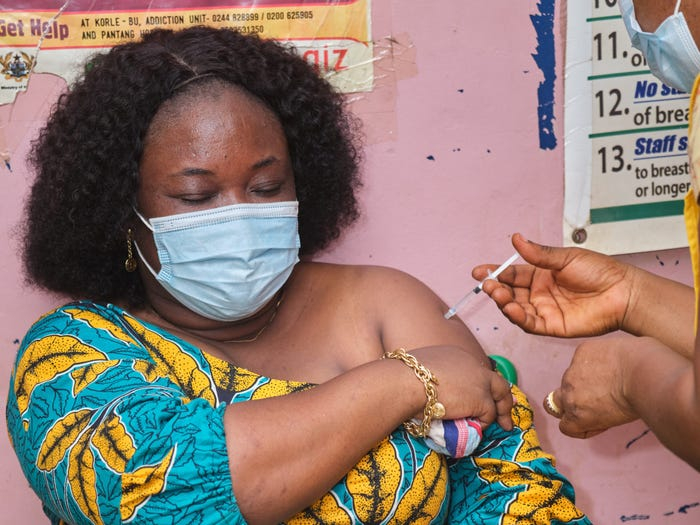 Công ty giao nhận dược phẩm Zipline bắt đầu phân phối những liều vắc-xin đầu tiên của COVAX ở Ghana bằng máy bay không người lái - Ảnh: Zipline