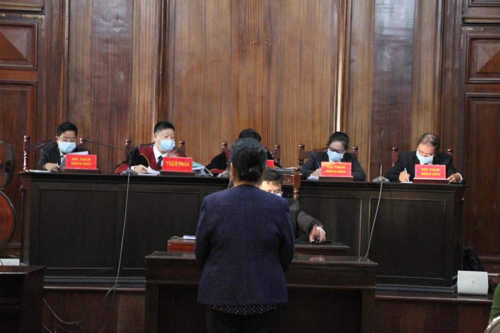 Bị cáo Dương Thị Bạch Diệp khai báo trước tòa 