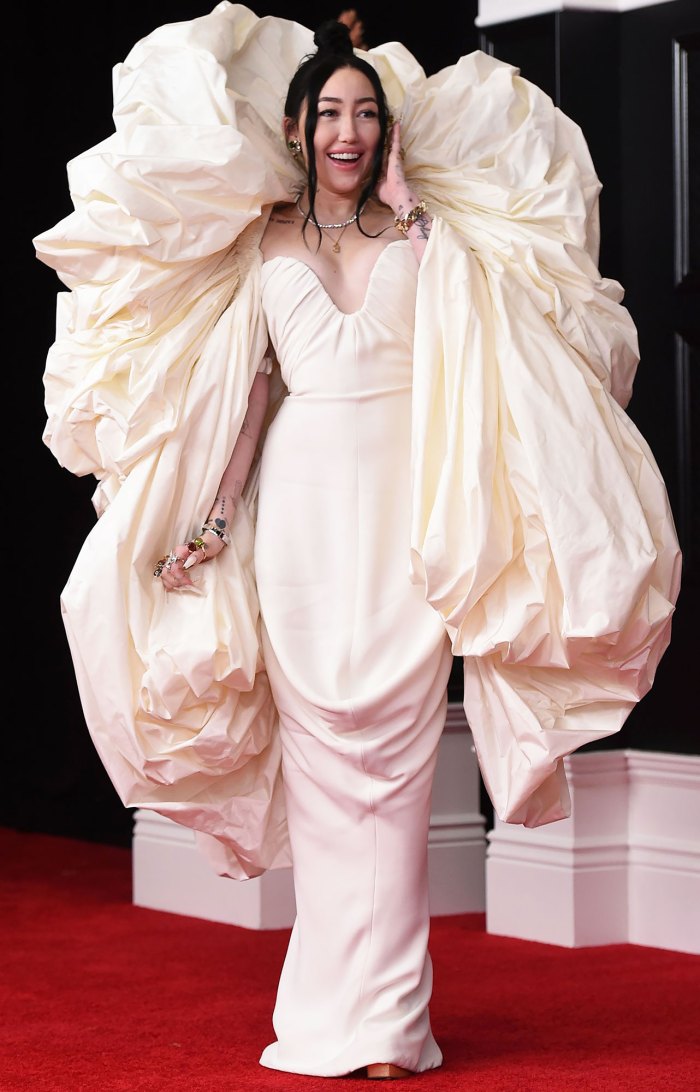 Noah Cyrus gây ấn tượng với chiếc váy Schiaparelli Couture với đường viền cổ yếm khá lớn xếp li quanh vai. 