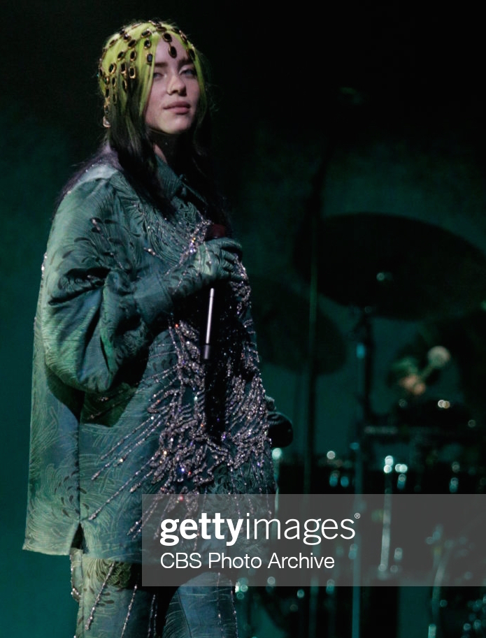 Billie Eilish trình diễn tại sân khấu Grammy 2021.
