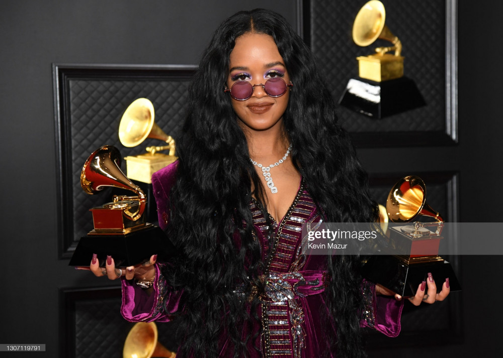 H.E.R nhận được 2 cúp vàng Grammy cho 