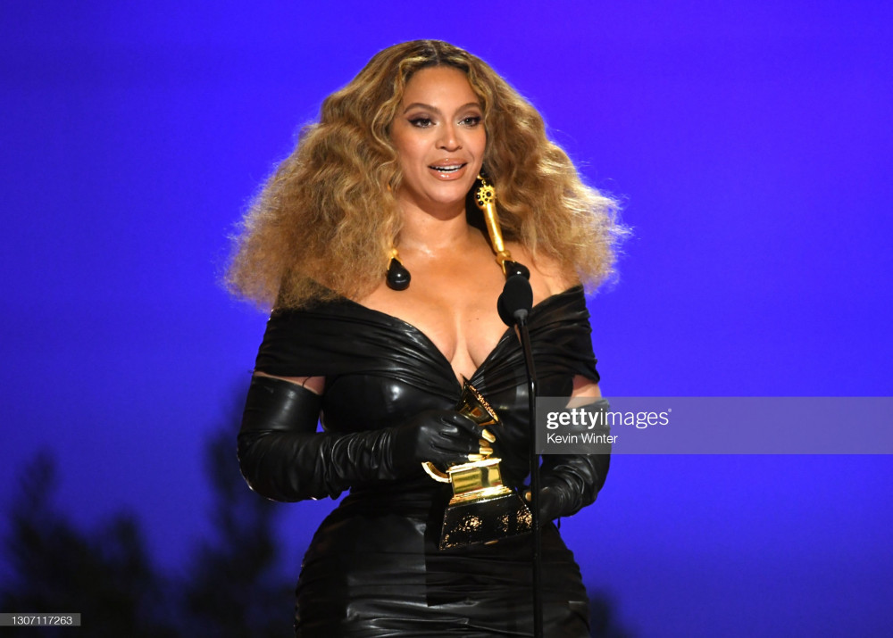 Beyonce ban đầu xác nhận không tham gia buổi trao giải nhưng bất ngờ xuất hiện trên sân khấu nhận giải.