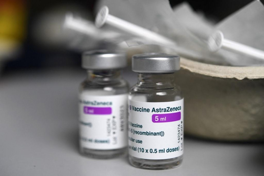 Nhiều quốc gia đang tạm ngưng sử dụng vắc-xin của Oxford - AstraZeneca vì lo ngịa biến chứng đông máu