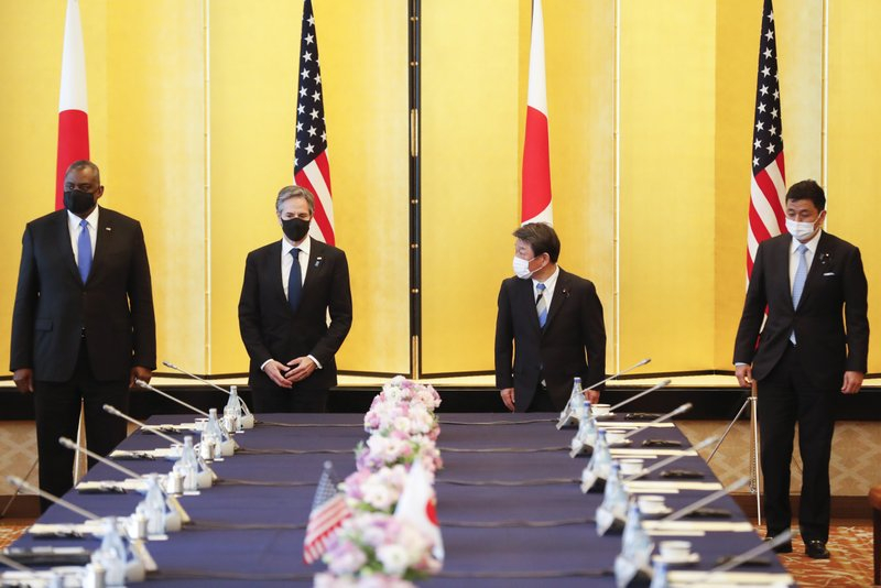 Ngoại trưởng Hoa Kỳ Antony Blinken (thứ hai, trái), Bộ trưởng Quốc phòng Hoa Kỳ Lloyd Austin (thứ nhất, trái) cùng Bộ trưởng Ngoại giao Nhật Bản Toshimitsu Motegi (thứ ba, trái) và Bộ trưởng Quốc phòng Nhật Bản Nobuo Kishi tham dự cuộc đàm phán an ninh 2+2 hôm 16/3 tại Tokyo, Nhật Bản - Ảnh: AP