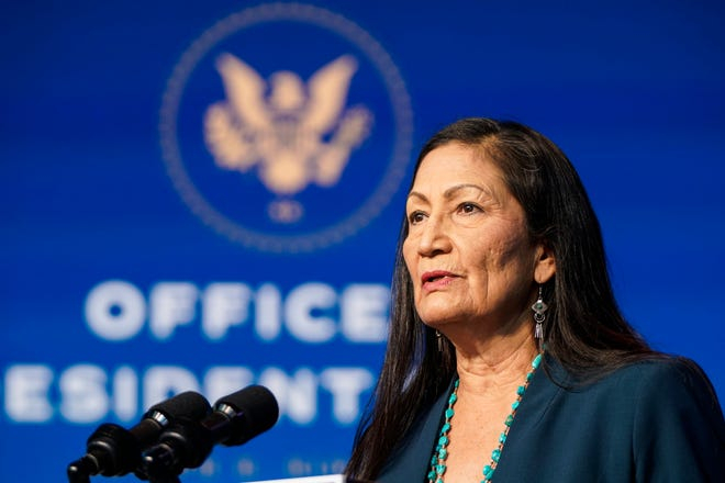 Bà Deb Haaland đã làm nên lịch sử khi trở thành người Mỹ bản địa đầu tiên phục vụ trong Nội các Tổng thống Mỹ - Ảnh: USA Today