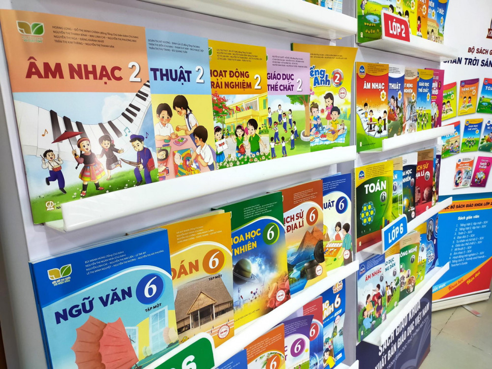 Nhà xuất bản Giáo dục Việt Nam cho biết, đã hợp nhất bốn bộ sách giáo khoa lớp Một thành hai bộ lớp Hai - Ảnh: Thanh Thanh