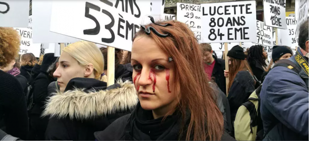 Một người biểu tình tại cuộc biểu tình đòi xóa bỏ bạo lực đối với phụ nữ tại Place de l'Opéra ở Paris