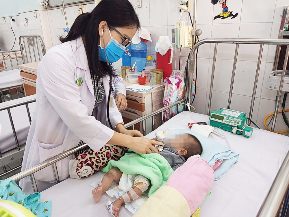 Bác sĩ Tăng Lê Châu Ngọc khám cho bệnh nhi đang điều trị tại Khoa Tiêu hóa Bệnh viện Nhi Đồng 2