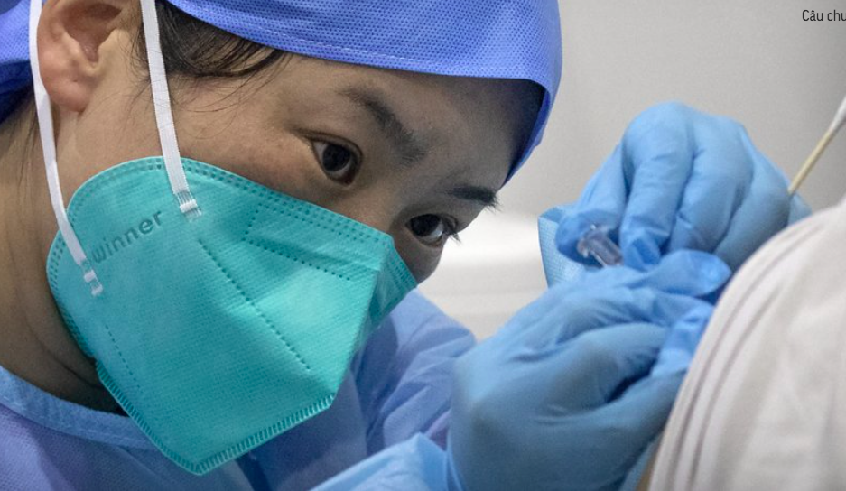 một nhân viên y tế tiêm vắc-xin coronavirus cho một bệnh nhân tại một cơ sở tiêm chủng ở Bắc Kinh. Người đứng đầu Trung tâm Kiểm soát Dịch bệnh Trung Quốc cho biết Trung Quốc đang đặt mục tiêu tiêm chủng cho 70-80% dân số vào giữa năm 2022. (Ảnh AP / Mark Schiefelbein, File)