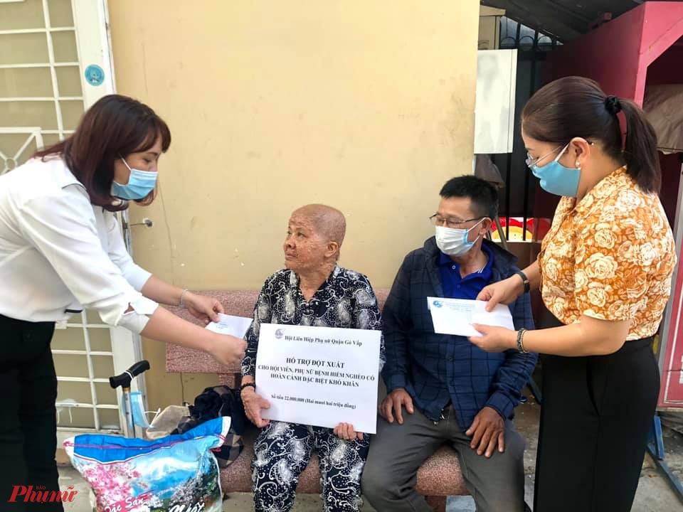 Hội LHPN quận Gò Vấp đến thăm và hỗ trợ đột xuất, giúp chị Thủy điều trị bệnh 