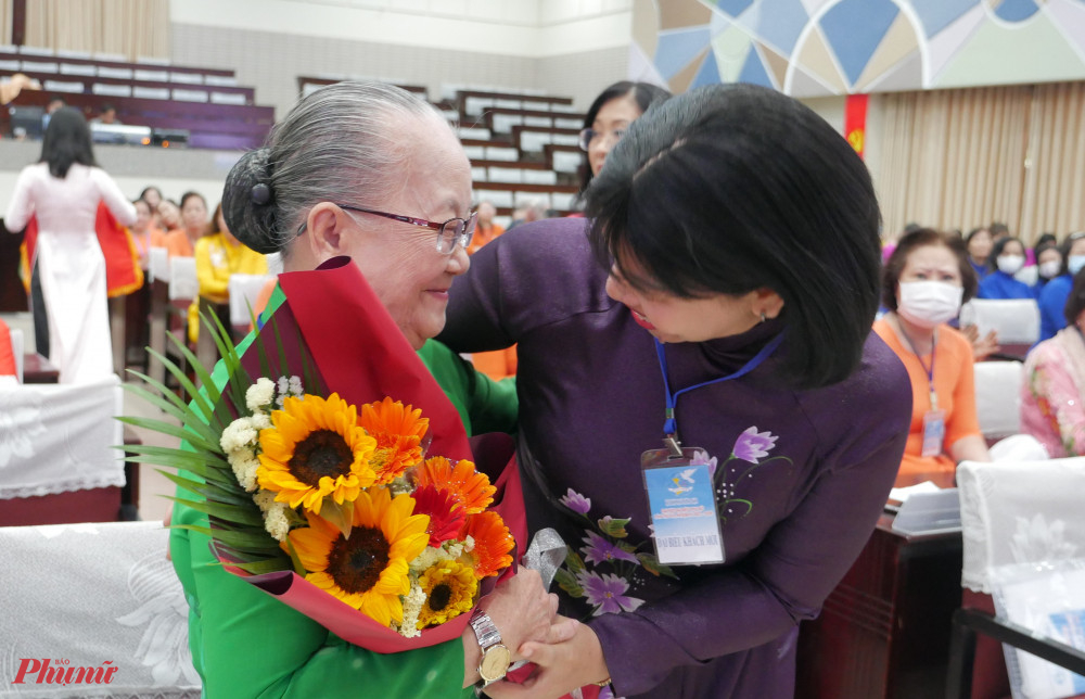 Đến dự Đại hội, có Bà mẹ Việt Nam Anh hùng Nguyễn Thị Hữu Tài. Hội dành bó hoa tươi thắm gửi đến Mẹ