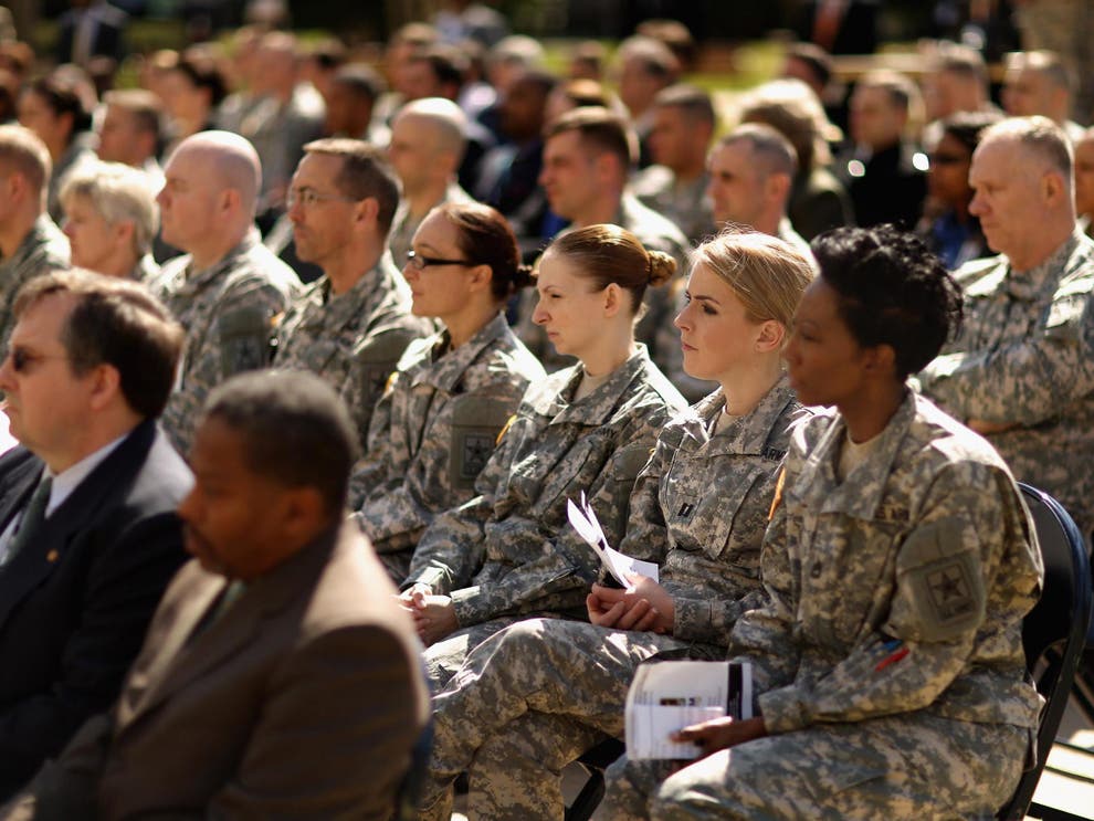 Các binh sĩ, sĩ quan và nhân viên dân sự tham dự lễ khởi động cho Tháng Nhận thức và Phòng ngừa Tấn công Tình dục hàng năm của Quân đội Hoa Kỳ tại Sân trong Trung tâm Lầu Năm Góc vào năm 2015 ở Arlington, Virginia - Ảnh: Getty Images