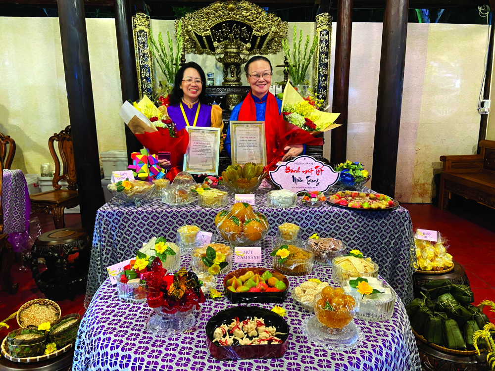 Hai mẹ con chuyên gia ẩm thực Hồ Đắc Thiếu Anh (phải) - Nguyễn Hồ Tiếu Anh (trái) có chung tình yêu lớn với ẩm thực Việt Nam