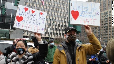 Người biểu tình phản đối bạo lực đối với người Mỹ gốc Á ngày 20/2 ở thành phố New York - Ảnh: CNN/Getty Images