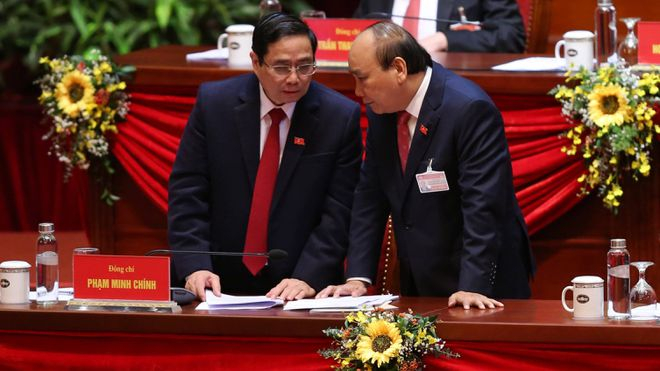 Thủ tướng Nguyễn Xuân Phúc và Trưởng ban Tổ chức T.Ư Phạm Minh Chính (trái) và tại Đại hội XIII.