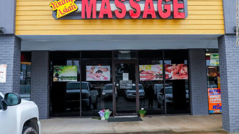 Góc tưởng nhớ những phụ nữ gốc Á bị sát hại tại tiệm Young's Asian Massage ở Atlanta vào ngày 17/3 - Ảnh: CNN