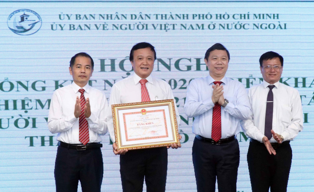 Phó Chủ tịch UBND TPHCM Dương Anh Đức trao Bằng khen của UBND TPHCM cho Ủy ban về người Việt Nam ở nước ngoài TPHCM.