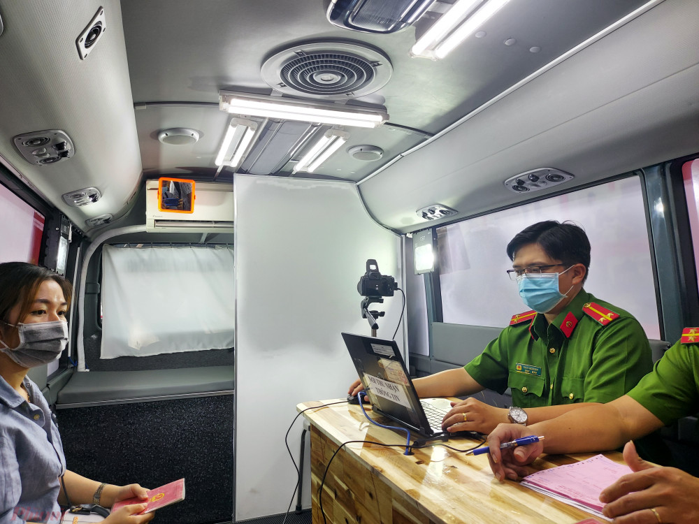 Trung tá Huỳnh Thị Thu Trang, Phó Phòng CS QLHC về TTXH cho biết, mục đích của việc đưa xe chuyên dụng cấp CCCD vào hoạt động là phương tiện này có thể cơ động đến các địa bàn lưu động, không mất thời gian để vận chuyển thiết bị.