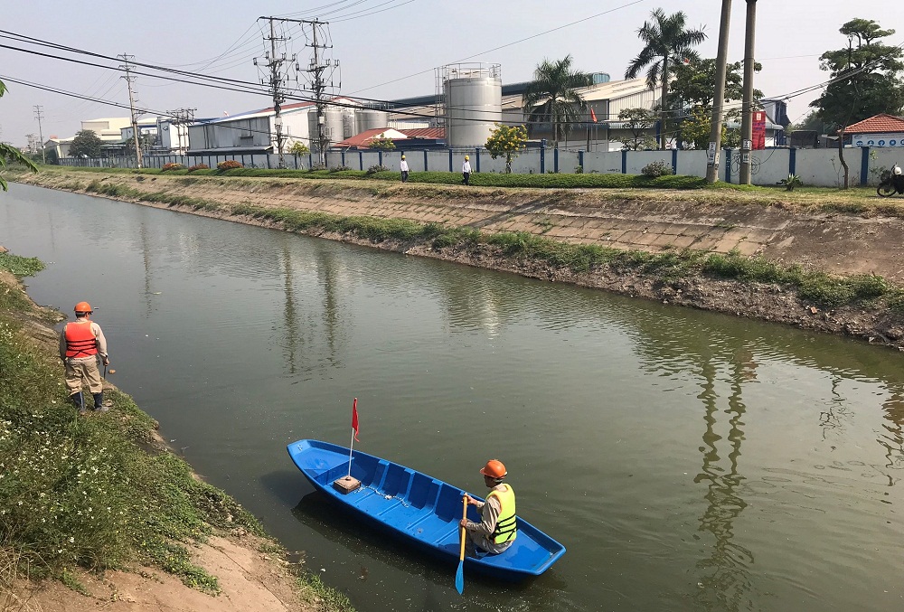 Hoạt động dọn rác lòng kênh chung Trạm bơm Như Quỳnh (huyện Văn Lâm, tỉnh Hưng Yên) được La Vie thực hiện hằng ngày trong nhiều năm qua. Ảnh: Nestlé cung cấp