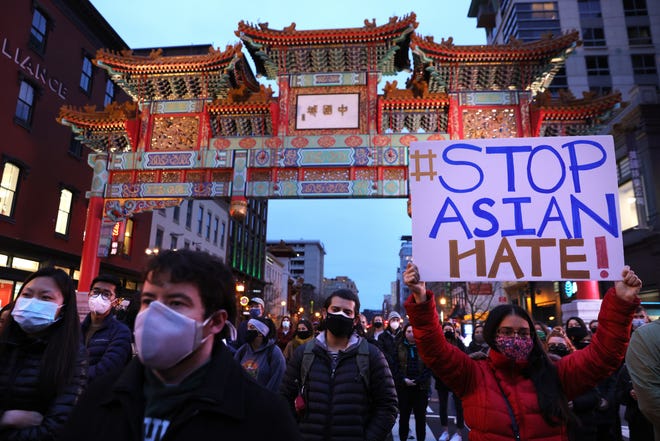 Đông đảo người dân tuần hành phản đối bạo lực nhắm vào người dân gốc Á sau vụ xả súng làm 8 người gốc Á tử vong tại khu vực Atlanta hôm 17/3 - Ảnh: Alex Wong/Getty Images