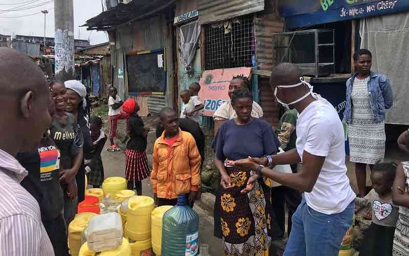 Một dự án của USAID phân phối nước tại các khu định cư không chính thức của Nairobi để thúc đẩy vệ sinh và điều kiện vệ sinh để hạn chế sự lây lan của COVID-19.
