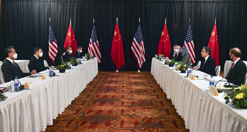 Hai phái đoàn ngoại giao cúa Trung Quốc (trái) và Mỹ (phải) tỏ ra gay gắt về những chính sách và quan điểm của nhau trong cuộc gặp mặt trực tiếp đầu tiên kể từ khi Tổng thống Mỹ Joe Biden nhậm chức