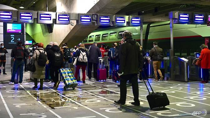 Người dân Paris đóng gói các chuyến tàu liên thành phố rời thủ đô vào ngày 19 tháng 3 năm 2021, vài giờ trước khi khóa mới