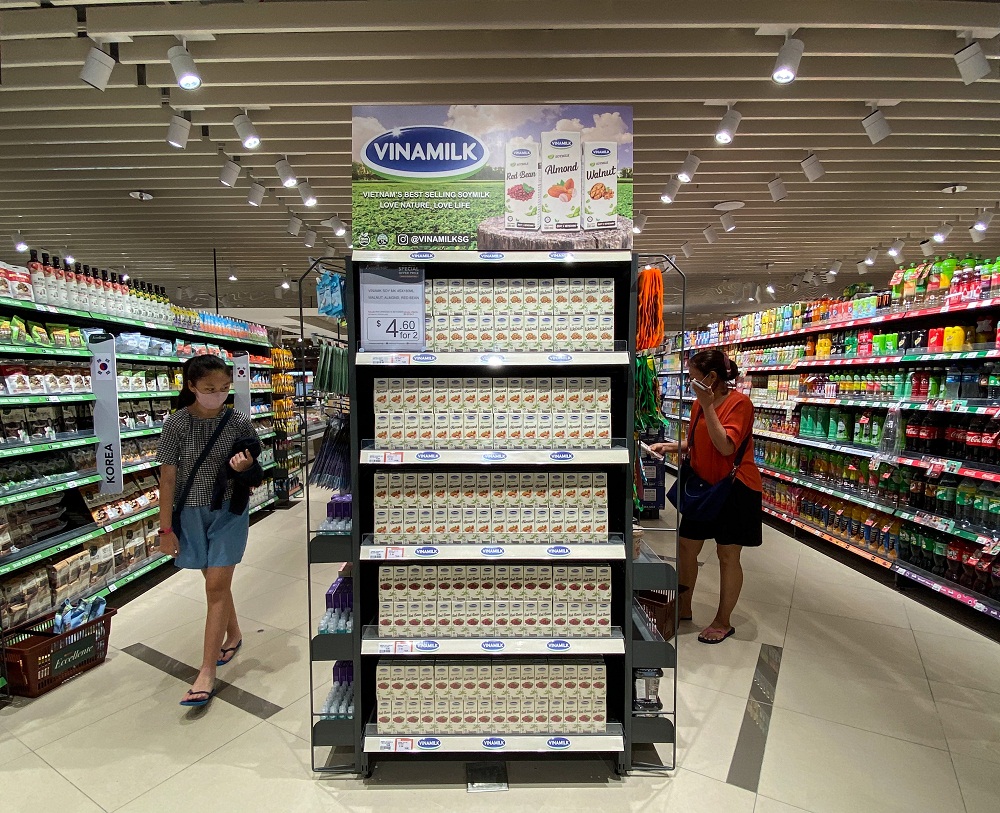 Các sản phẩm sữa hạt của Vinamilk đã lên kệ các siêu thị tại Singapore từ năm 2020. Ảnh: Vinamilk