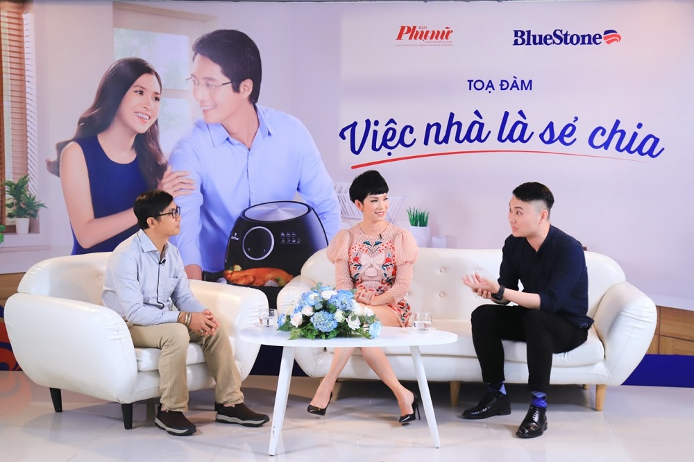 Từ phải sang trái: anh Lê Hoàng(đại diện BlueStone),người mẫu - diễn viên Xuân Lan, chuyên gia tâm lý Ngô Minh Uy