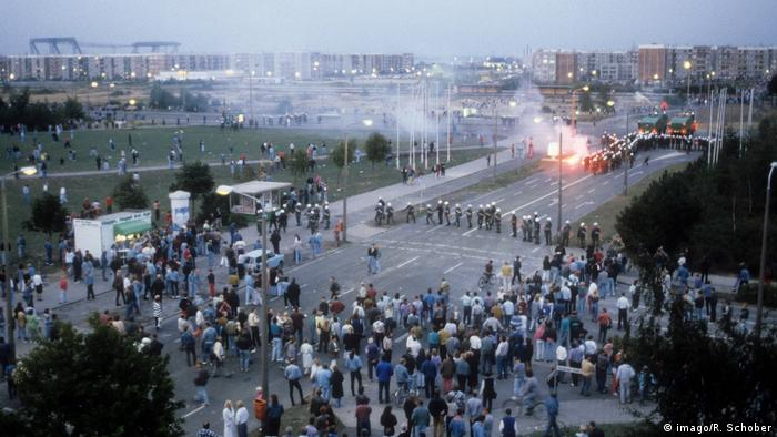 Cảnh sát ở Rostock-Lichtenhagen triển khai các biện pháp chống phát xít mới trong cuộc bạo động năm 1992 - Ảnh: DW